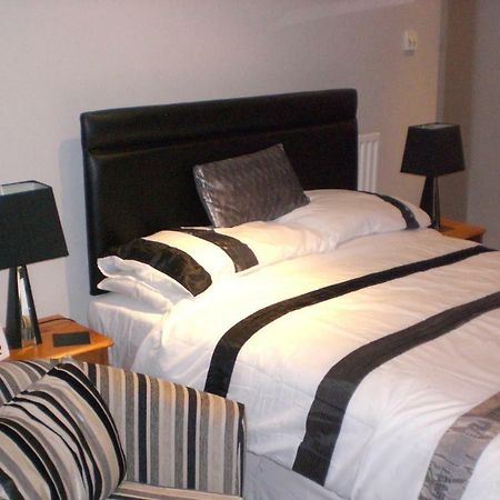 Cheapsleepz 49 Moscow Drive Hotel Liverpool Exterior foto